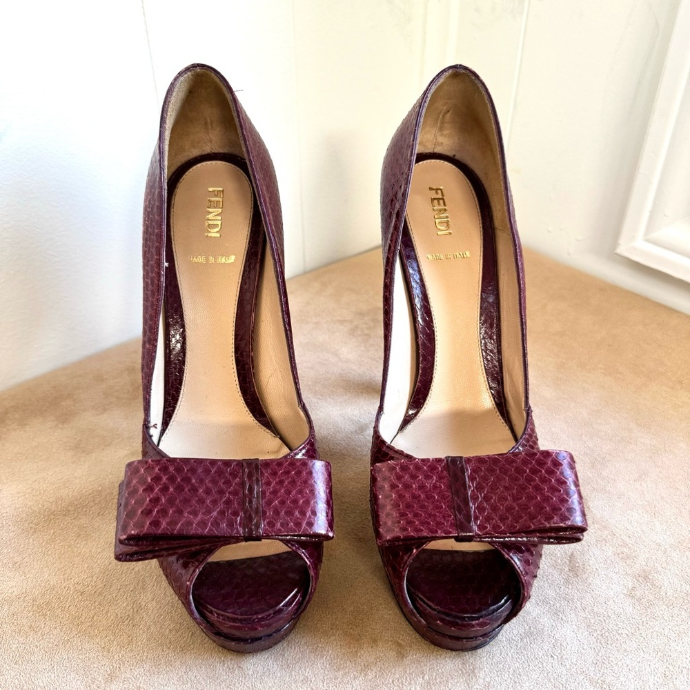🔥FENDI Spuntata Ayers Lucido Bow Platform Heels Bordeaux Burgundy 8 38 Snakeskin - Picture 5 of 12